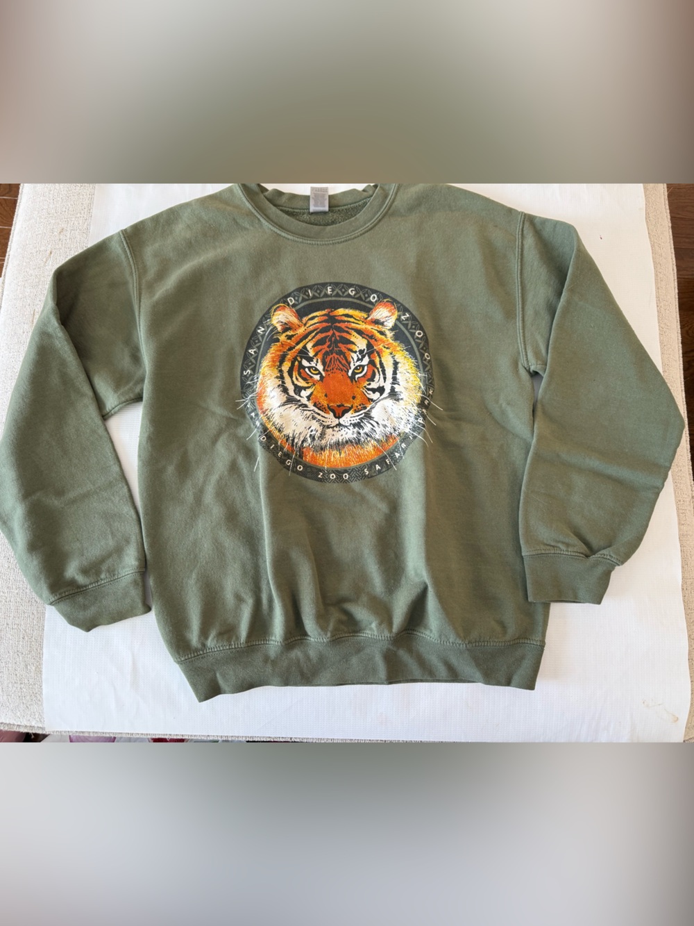 San Diego Zoo Olive Green Crewneck Sweatshirt with Tiger Graphic Size Medium